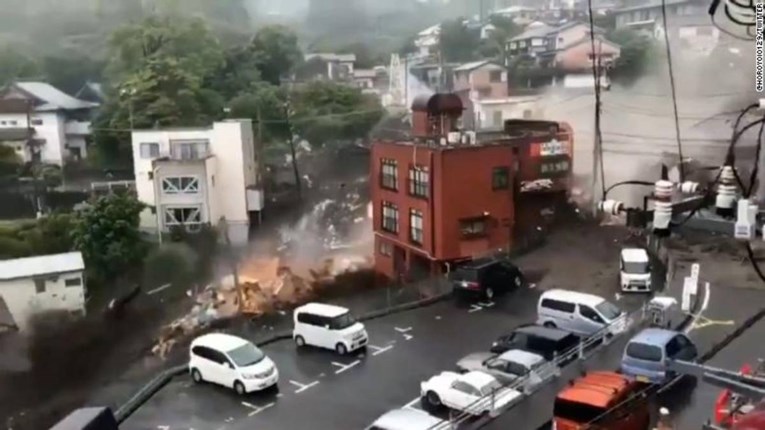 Jeziv snimak, pogledajte kako ogromna rijeka blata nosi kuće, traga se za 20 osoba: Opasno klizanje tla u Japanu!