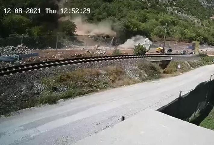 Pogledajte strašan snimak iz BiH i kako ogromna kamena gromada pada na prugu i cestu u Čapljini