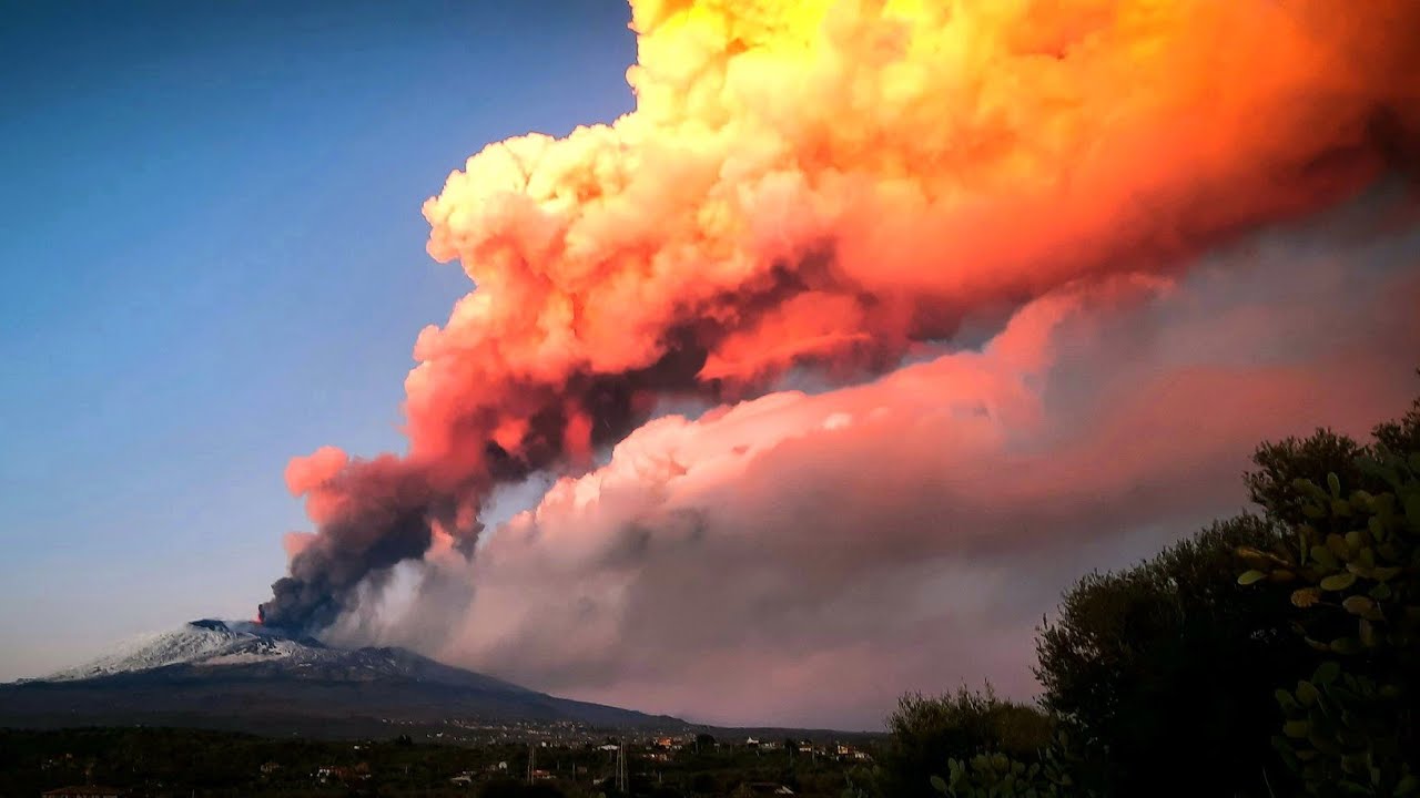 Eruptirao vulkan Etna u Italiji, pepeo prekrio gradove, ulice zasute kamenjem. Pogledajte snimke!