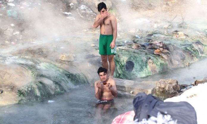 Temperatura ispod nule, a migranti se kupaju i peru veš