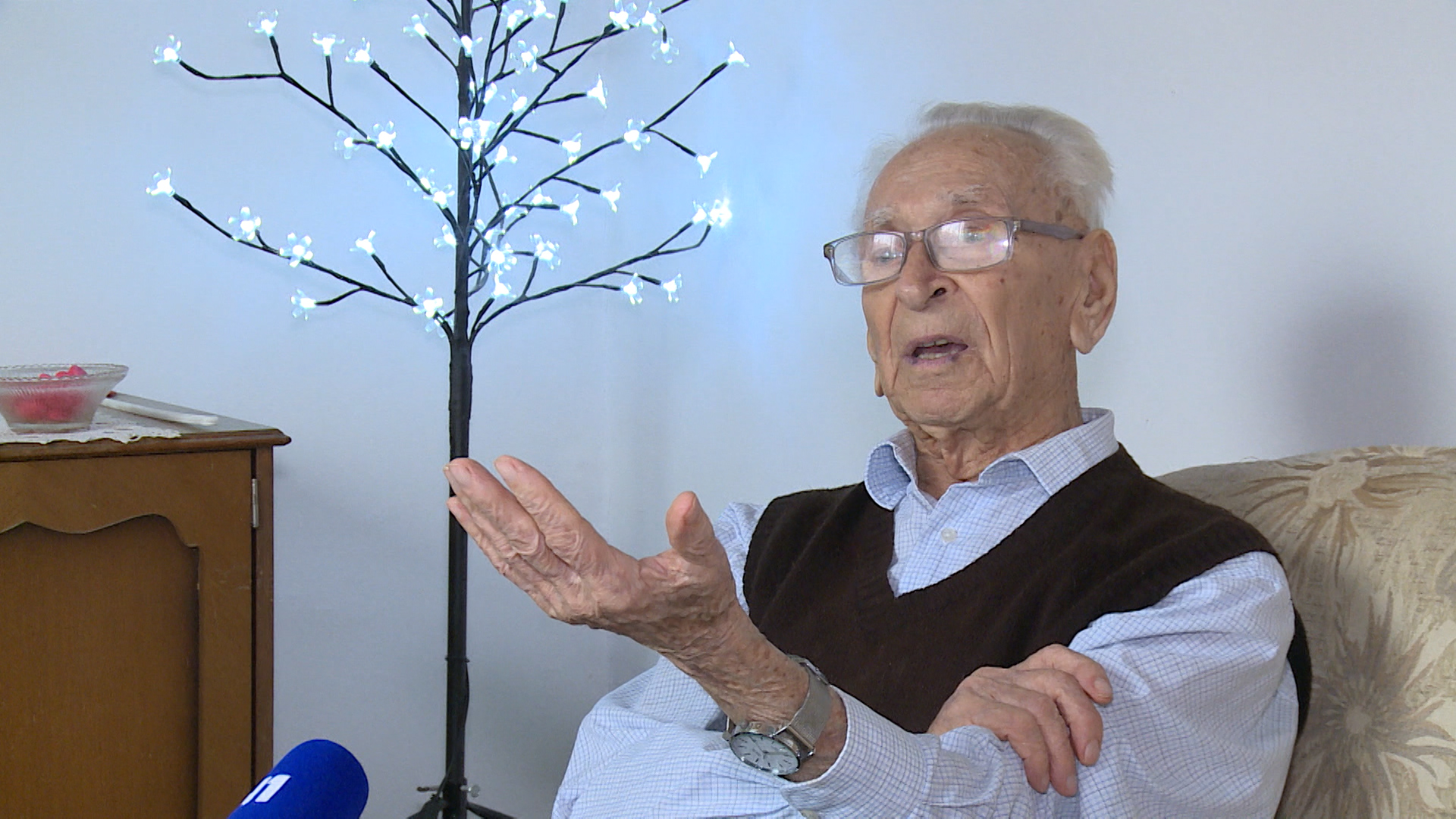 Priča 102-godišnjaka iz Sarajeva: Ne zna šta je huja, uživa u bašti, svirao džez