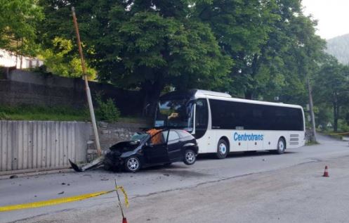 Teška saobraćajna nesreća, potvrđeno iz MUP-a ZDK: Jedna osoba poginula u sudaru autobusa i automobila kod Vareša