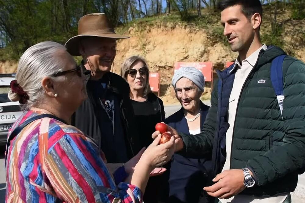 Novak Đoković imao emotivan susret sa nanom u Visokom: Prišla mu je s jednom željom, nije mogao da je odbije!