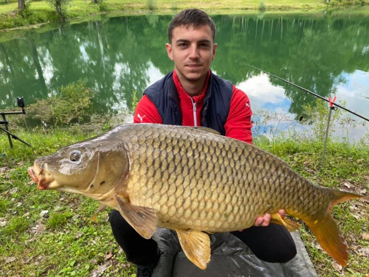 Nevjerovatan ulov dvadestogodišnjeg ribara: Upecao šarana kapitalca, a vaga je pokazala sjajnih 19,2 kilograma