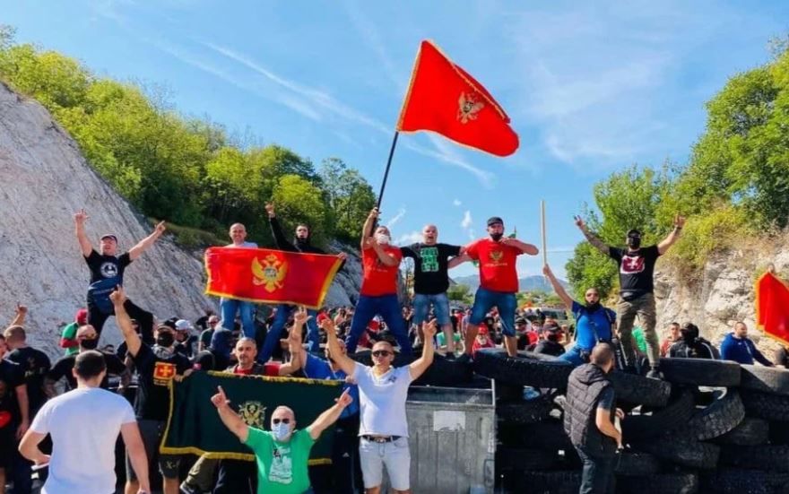 Burno u Crnoj Gori: Građani na Cetinju napravili barikade, policija se povukla pred demonstrantima!