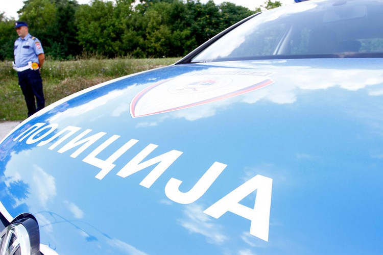 Nevjerovatna situacija: Policija u Tesliću zaustavila Golf, na haubi “zatekla povrijeđenu osobu”