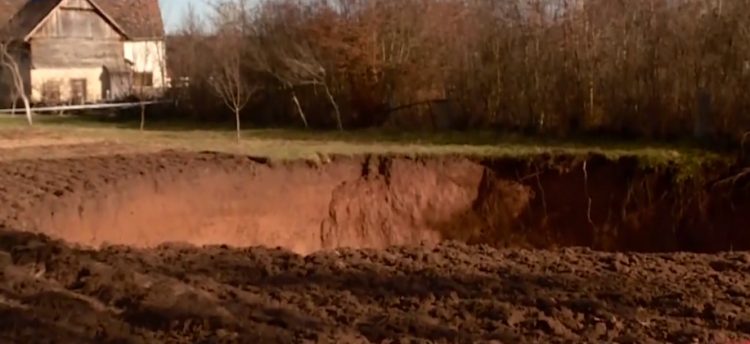 Nakon zemljotresa u Hrvatskoj pojavila se rupa široka 20 metara, i dalje „raste“
