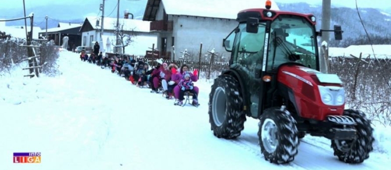 Čim padne snijeg, mještanin pali traktor i djecu na sankama voza u kolone