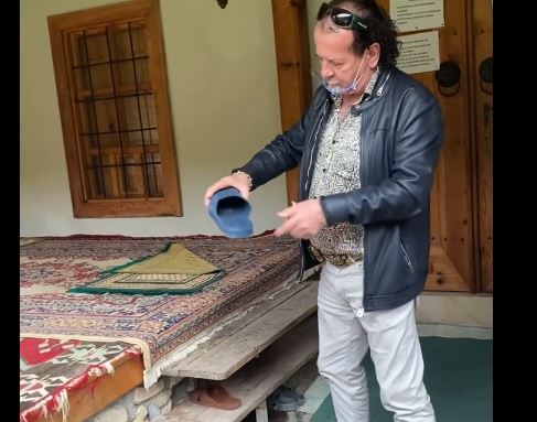 Sarajevski ugostitelj Sejo Brajlović ispred džamije iznenadio džematliju: Pogledajte kako mu je ubacio 100 KM u papuče da ga obraduje kada izađe s namaza…