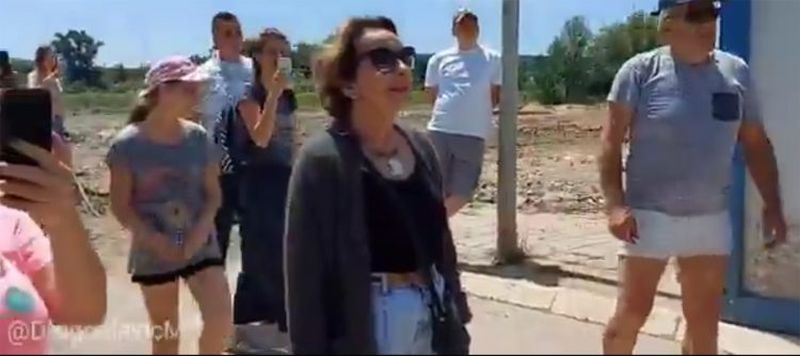Drama u Beogradu: Kultna glumica tijelom brani Baru Revu, pogledajte snimak sa lica mjesta