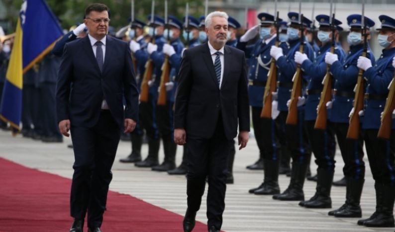 Premijer Crne Gore Zdravko Krivokapić stigao u službenu posjetu, svečano ga u Sarajevu dočekao Zoran Tegeltija