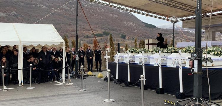 Započeo ispraćaj šestero mladih koji su stradali u velikoj tragediji