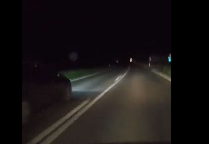 Pogledajte kako vozilo slovenskih registarskih oznaka pretiče vozilo Hitne pomoći pod rotacijama na magistralnom putu M-17