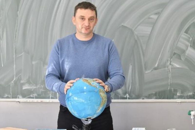 BRUKA I SRAMOTA U SARAJEVU Jedan od najboljih i najpopularnijih profesora geografije u BiH Vedran Zubić proglašen tehnološkim viškom